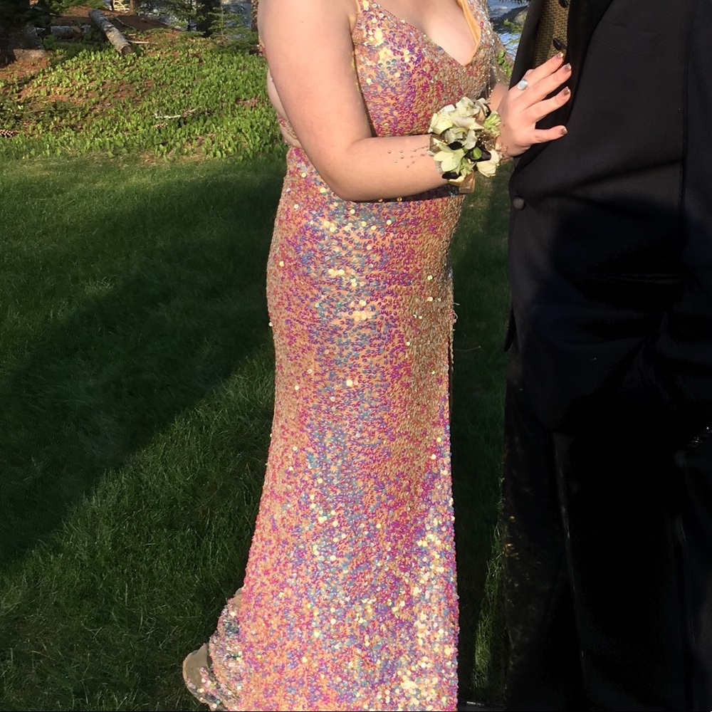 Beautiful gold prom dress✨
